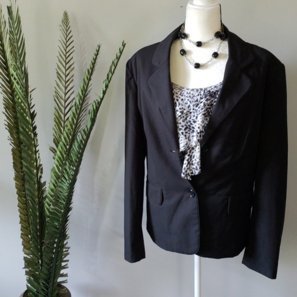 AB Studio black and white print blouse with ruffle accents - Picture 5 of 12